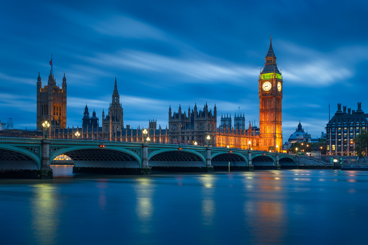 Blaue Stunde bei den Houses of Parliament in London