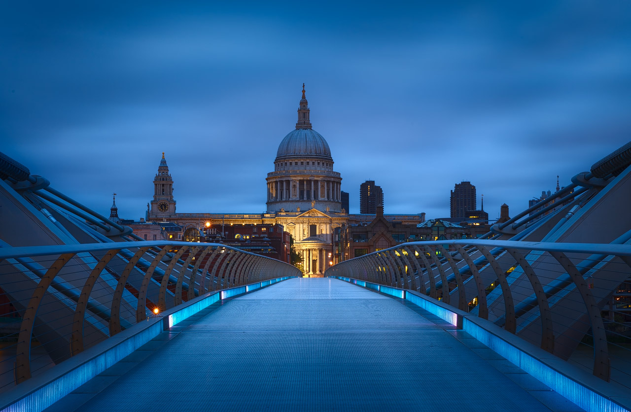 Die Millennium Brücke und die St. Paul's Kathedrale in London zur Blauen Stunde