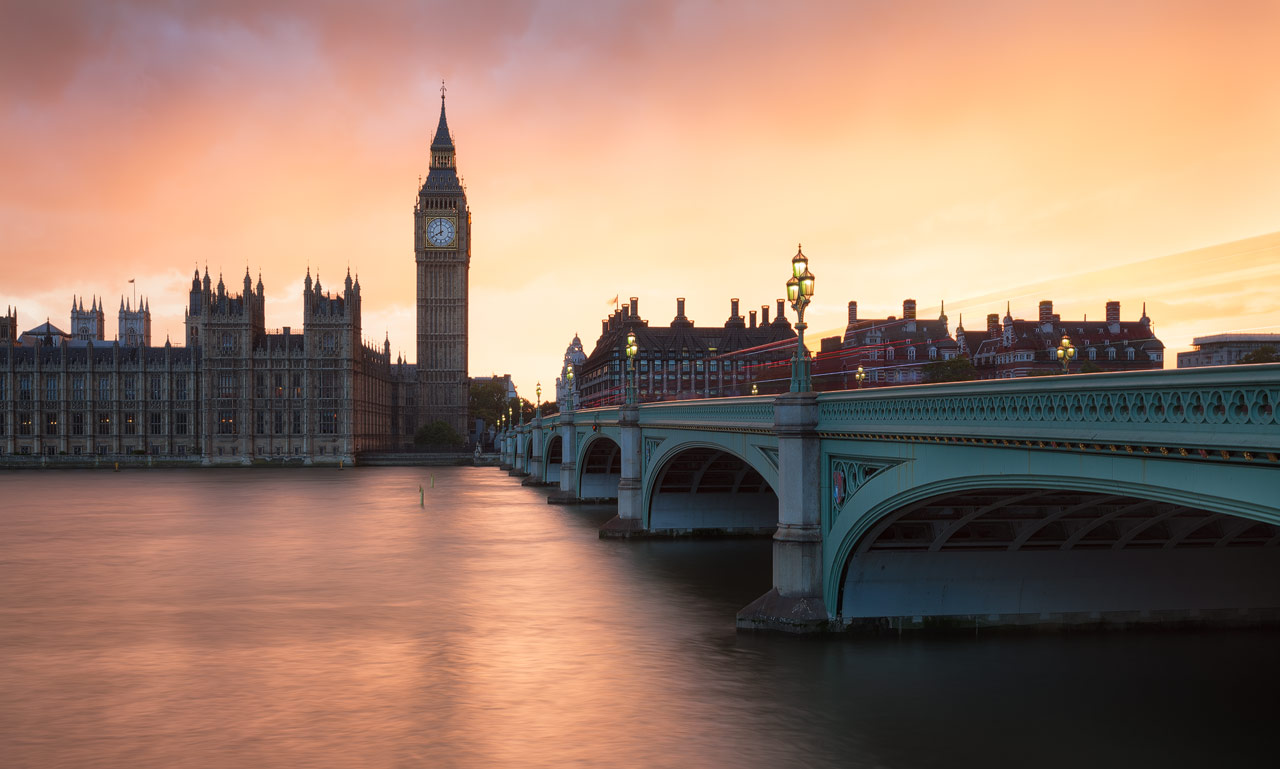 Glühender Himmel über der Westminster Brücke und Big Ben