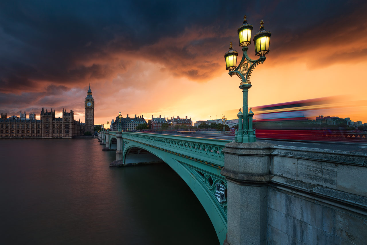 Sturmwolken über Westminster Brücke und Big Ben werden vom Sonnenuntergang angestrahlt