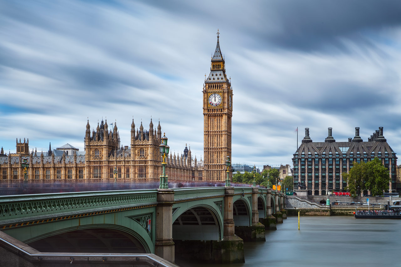 Langzeitbelichtung der Westminster Brücke und dem Big Ben im warmen Sonnenlicht