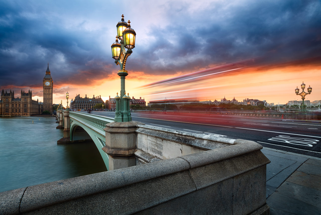 Dramatische Wolken über der Westminster Brücke und Big Ben zum Sonnenuntergang