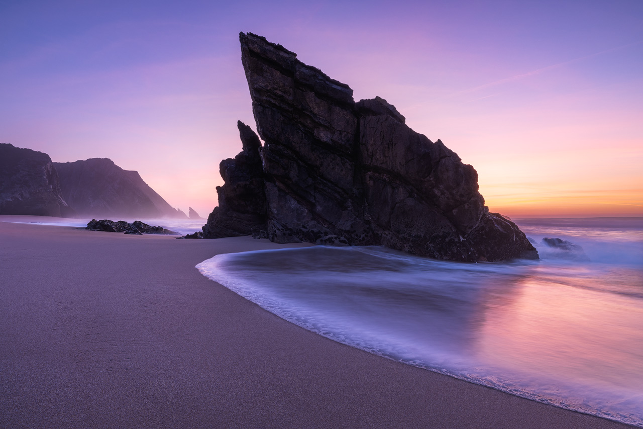 Ein einzigartiger Felsen am Praia da Adraga nach Sonnenuntergang