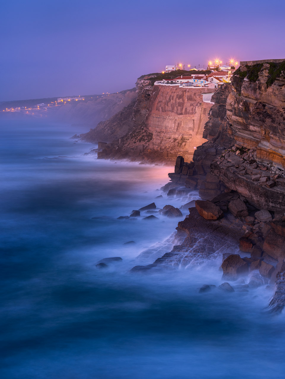 Blaue Stunde in Azenhas do Mar nahe Sintra