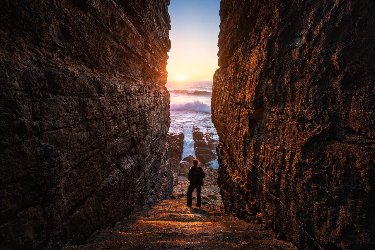 Eine Steintreppe zum Tosenden Meer in Portugal