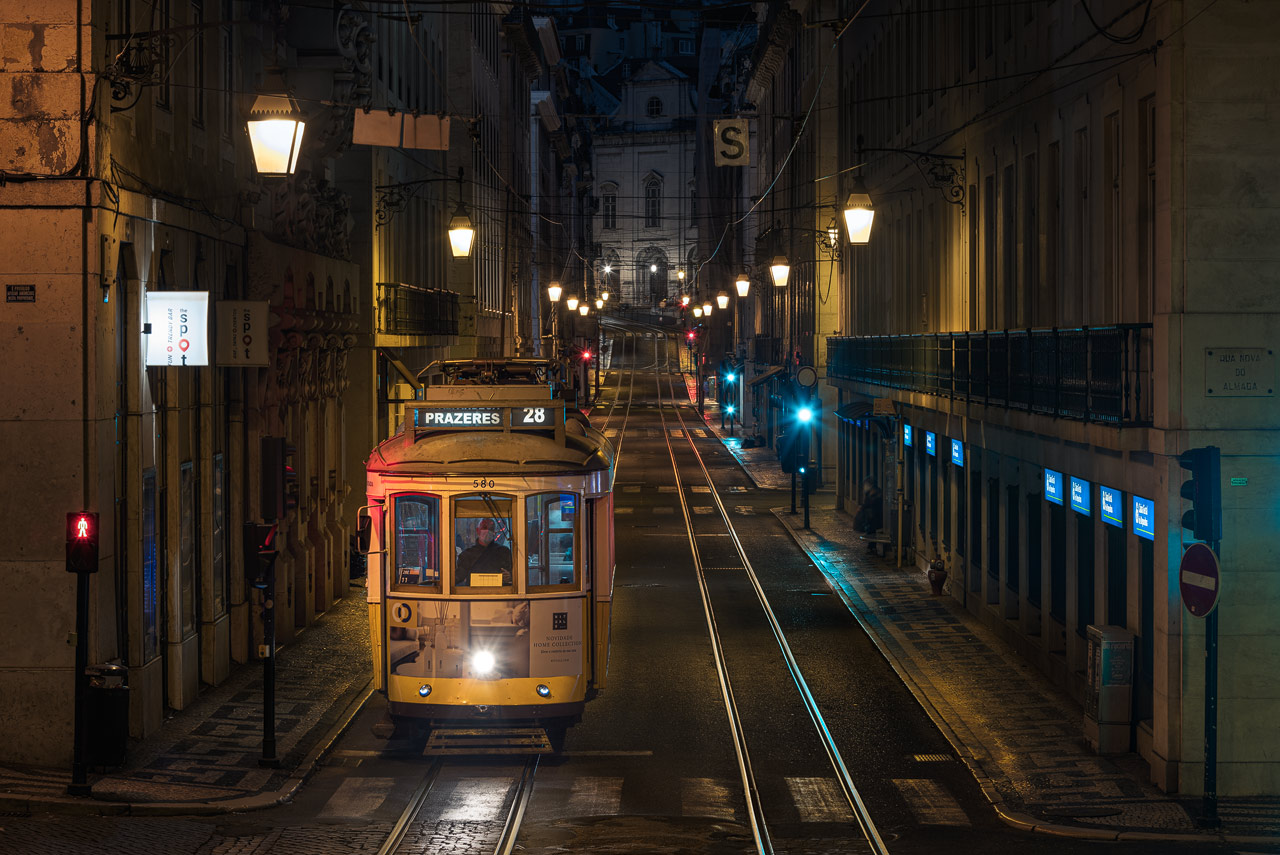 Die historische Straßenbahn in Lissabon bei Nacht