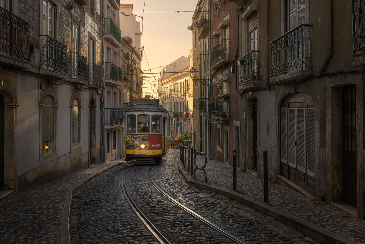 Die historische Straßenbahn in Lissabon schlängelt sich durch eine enge Stra0e