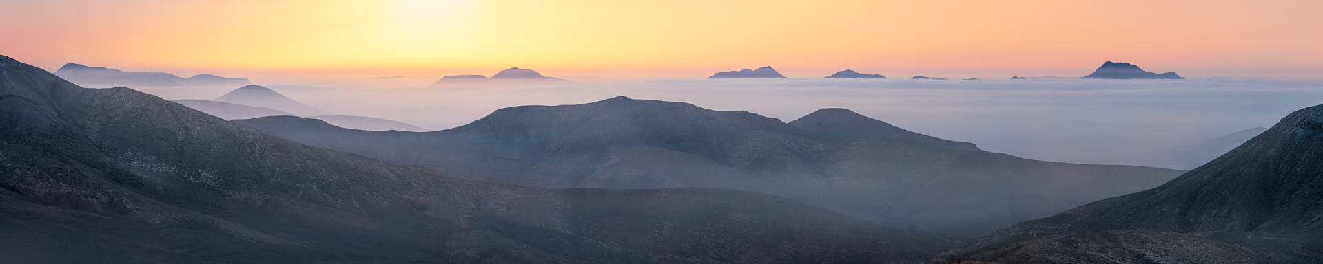 Die Berge von Fuerteventura sind zu Sonnenaufgang von Nebel umgeben.