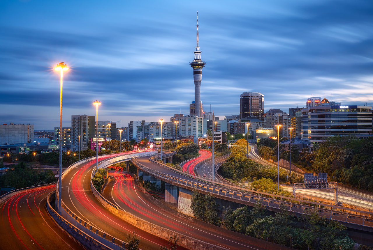 Die Skyline Aucklands zur Blauen Stunde am morgen.