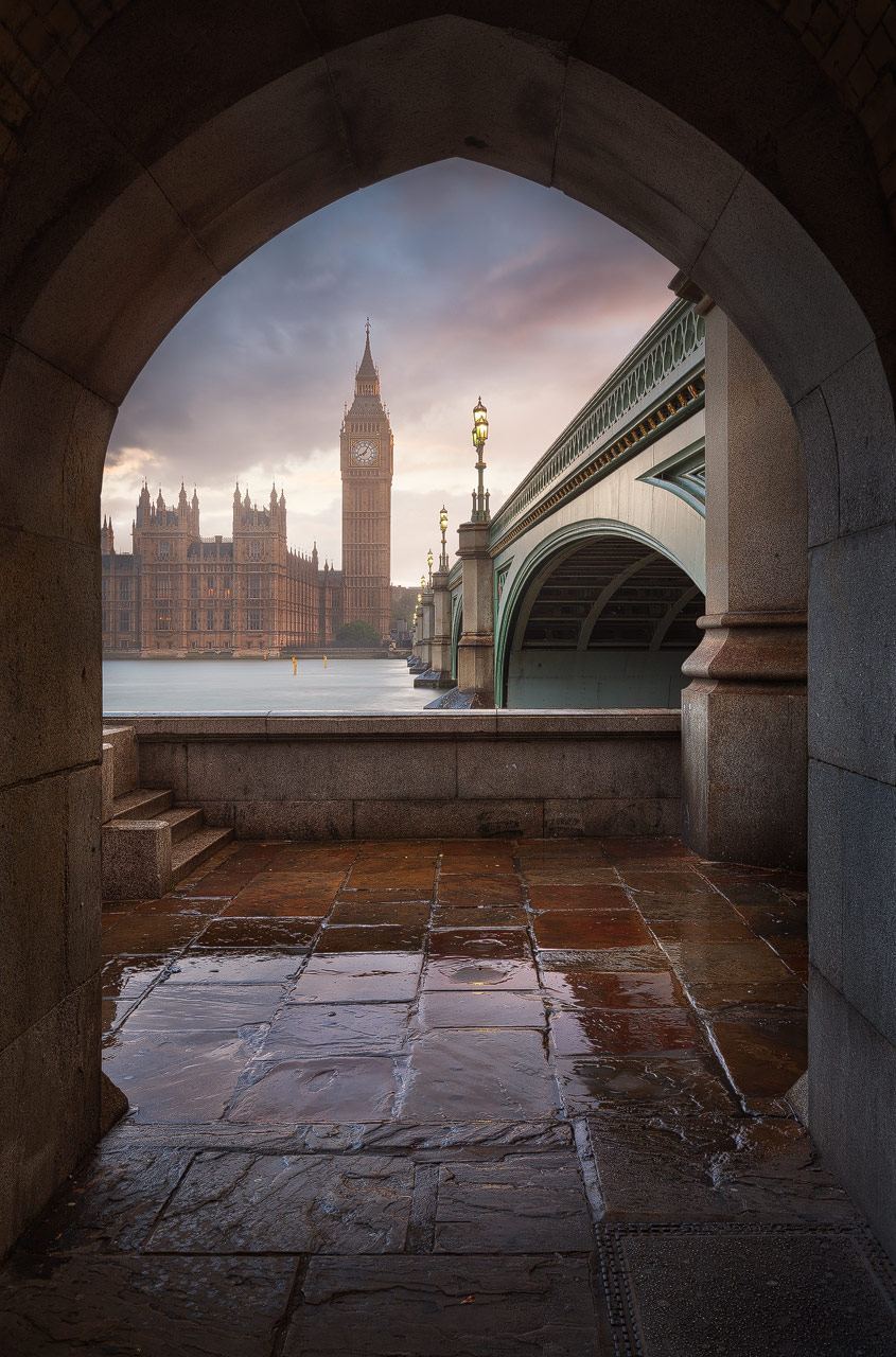 Das House of Parliament und Big Ben in London in der Abenddämmerung.