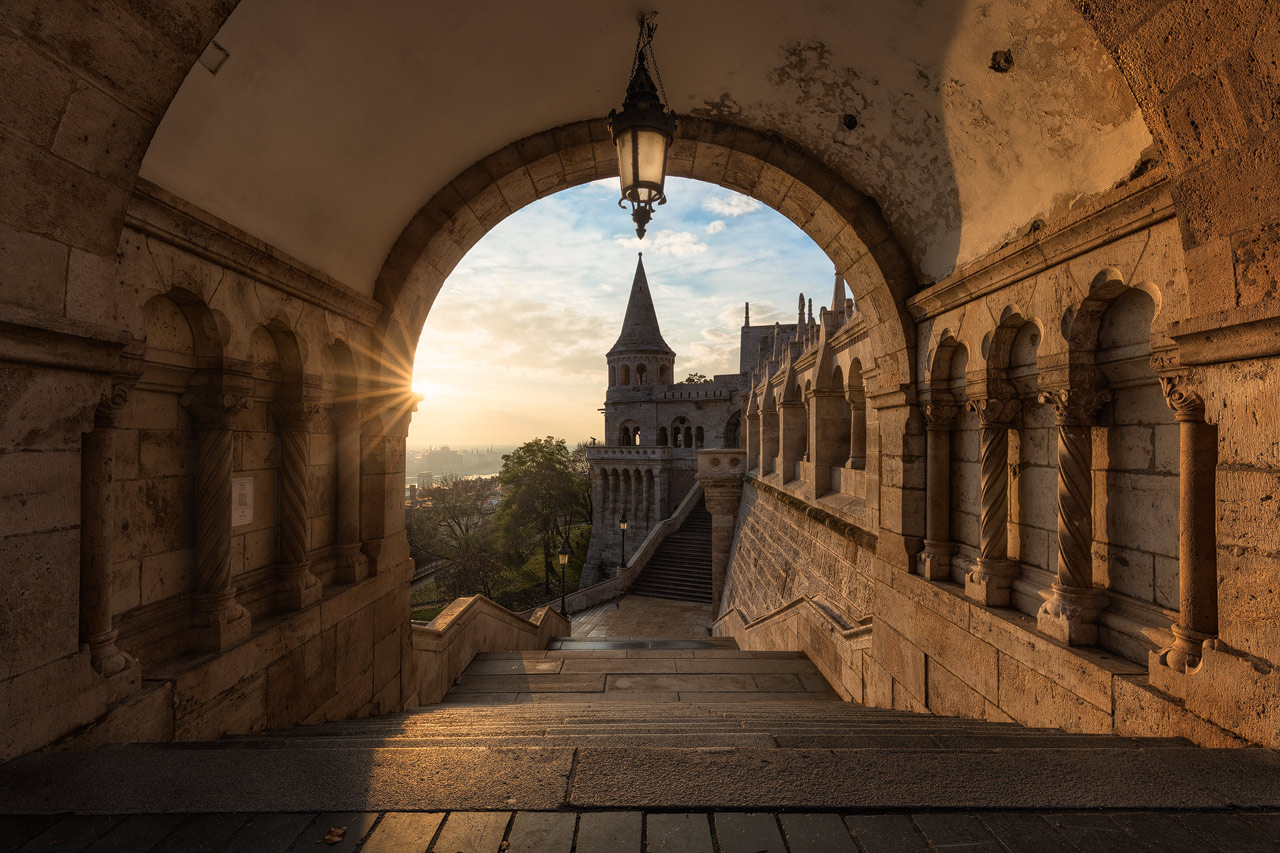 Die Morgensonne erleuchtet die Mauern der Fisherman's Bastion in Budapest.