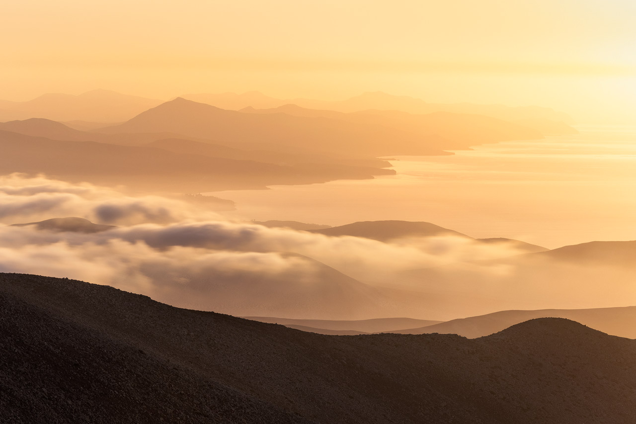 Blick auf Costa Calma und seine umliegenden Küsten und Hügel vom Pico de la Zara zum Sonnenaufgang.
