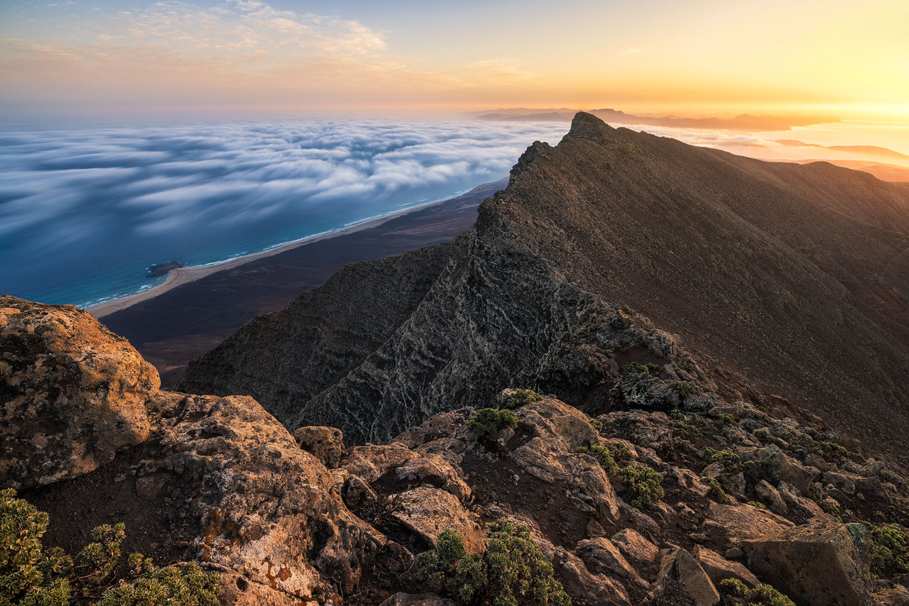 Blick vom Pico de la Zara entlang des Bergkamms des Jandia Nationalparks zu Sonnenaufgang.
