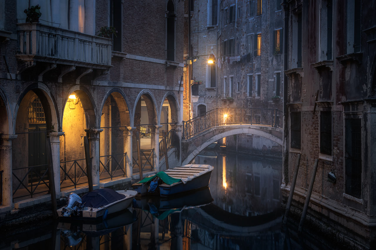Ein Kanal in Venedig zur Blauen Stunde.